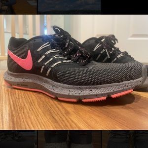 Womens Nike Sneaker, Size 7